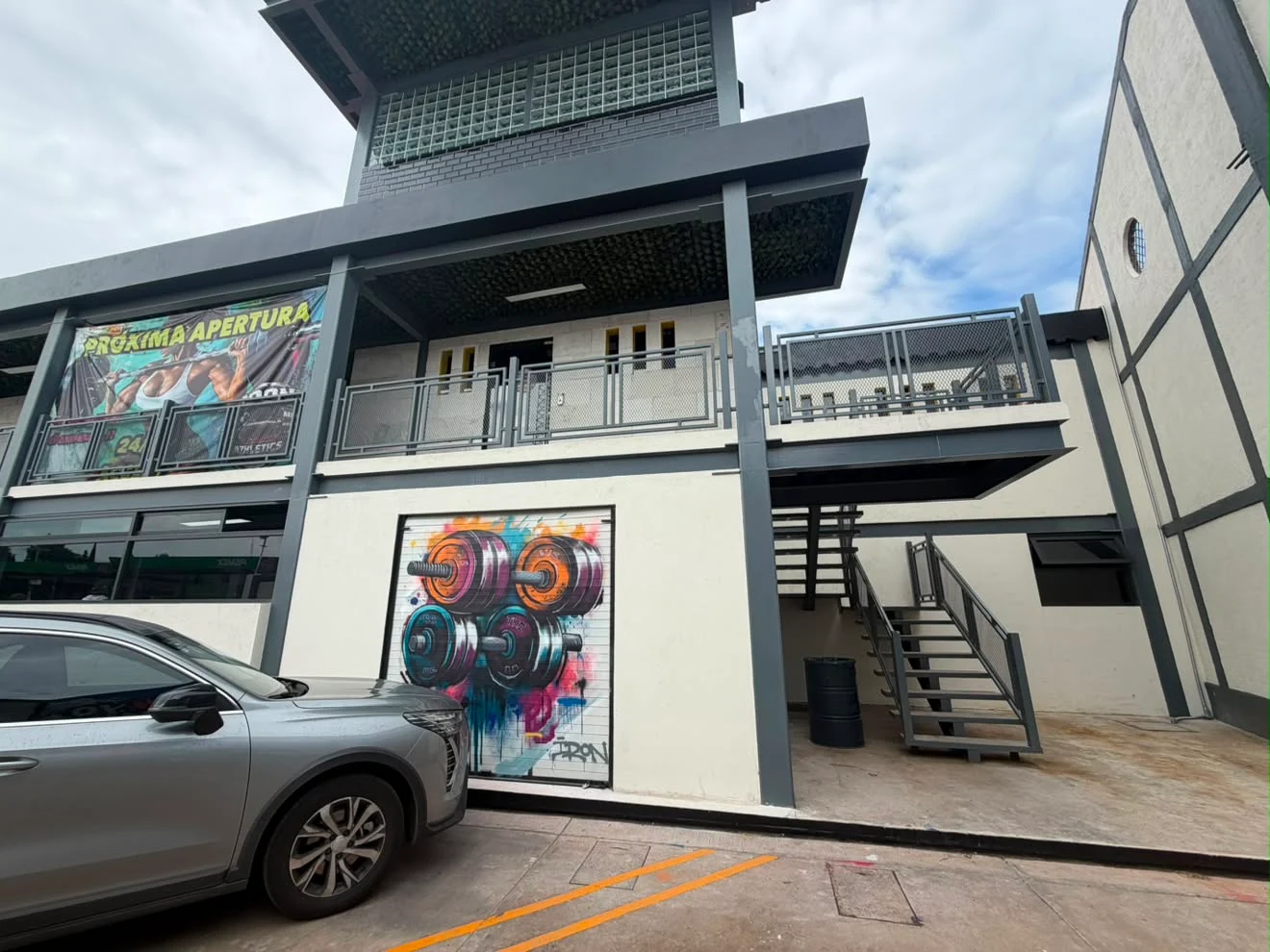 Fachada de Iron Athletics con mural de mancuernas