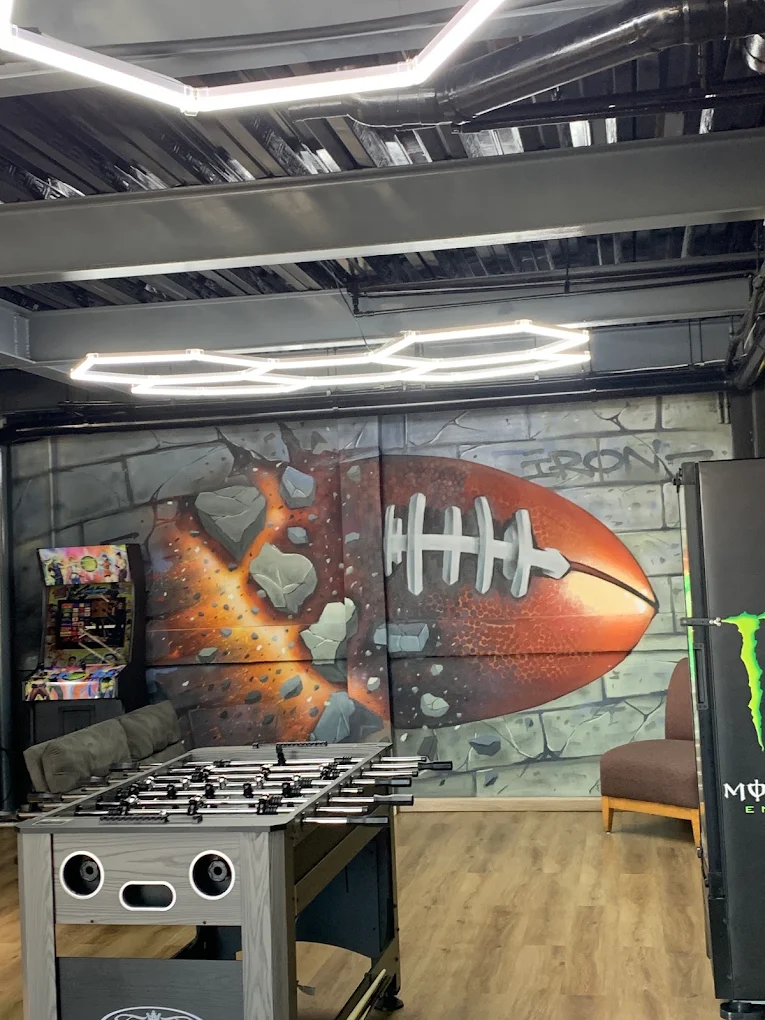 Zona gamer con futbolito y arcade